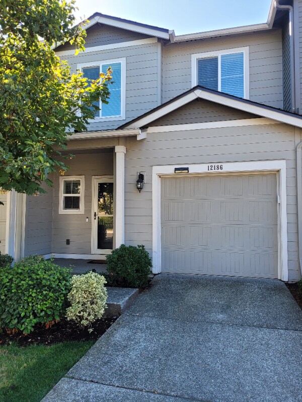 12186 SW Pond Ln, Tigard, OR 97224