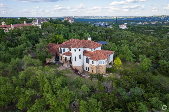 Spectacular view of a mansion in the Cuernavaca community.