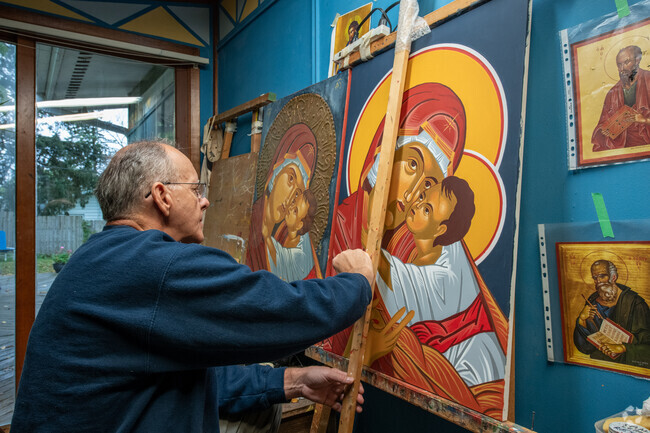 Drazen Dupor offers painting classes from his home, less than a mile from Shorecrest.