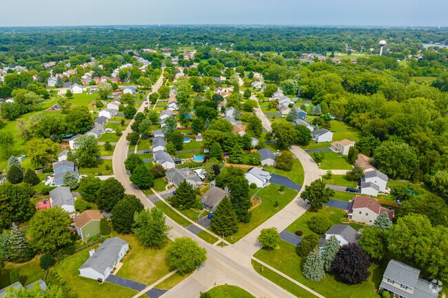 West Island Lake is a tranquil neighborhood not far from Crystal Lake and Wauconda.