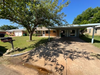 1007 W Louisa Ave, Iowa Park, TX 76367