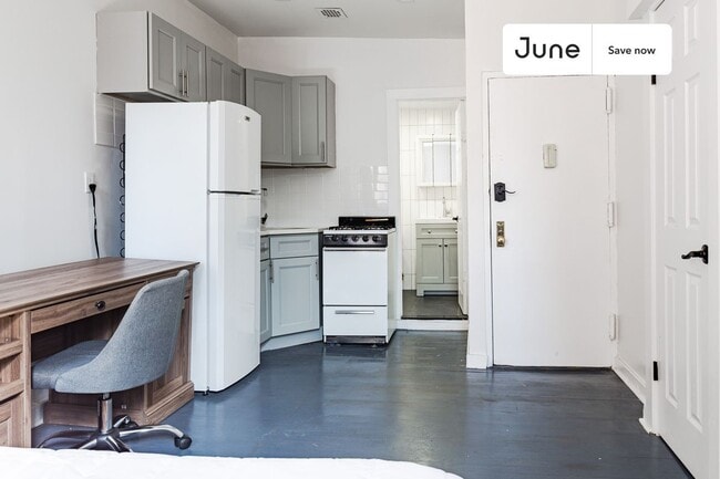 324 1/2 E 8 St unit 3B, New York City, NY 10009 - photo 2