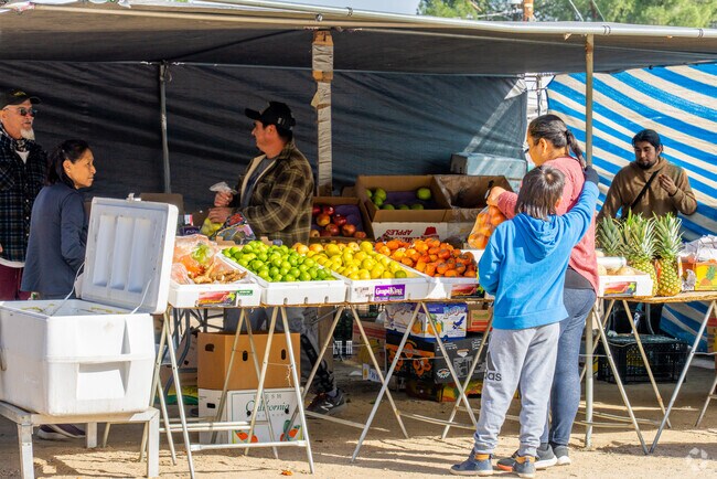 Experience the bounty of Lake Elsinore at the Lakeland Outdoor Farmer Market.