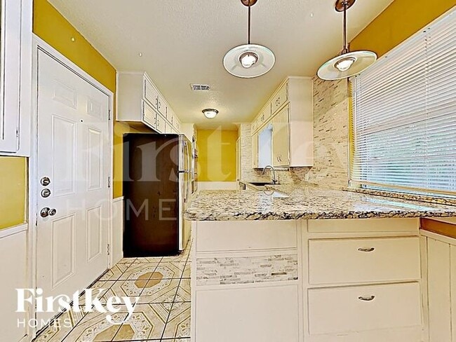 2405 Laredo Ct, Arlington, TX 76015 - photo 4