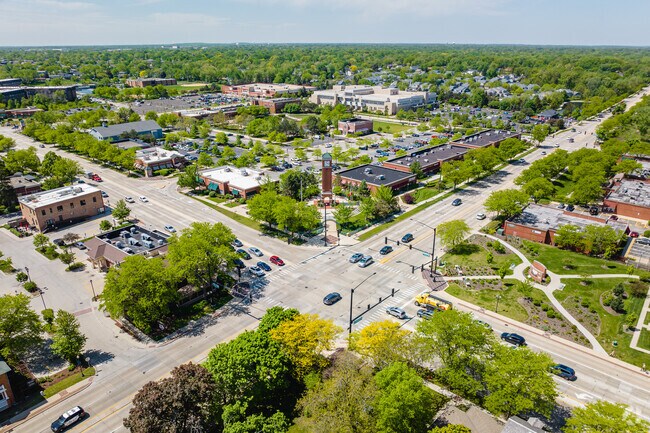 Dining and shopping in Olde Schaumburg center around Schaumburg and Roselle roads.