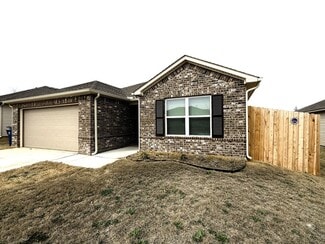 2032 Dillards Dr, Chickasha, OK 73018