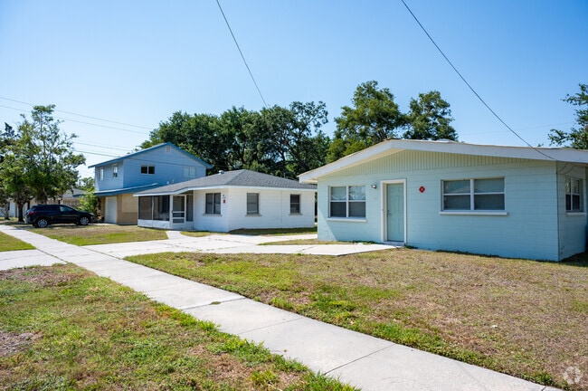 Homes around Bayou Oaks sit on medium-sized lots on average.