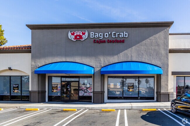 Bag O' Crab has delicious seafood options in Woodridge.