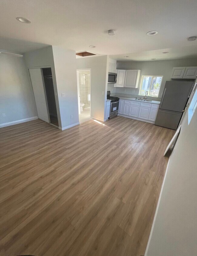 10402 Woodman Ave, Mission Hills, CA 91345