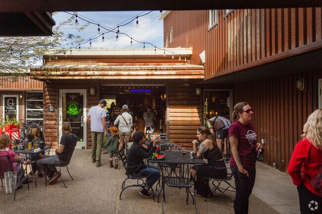 Enjoy some beers with friends at the Hop Shop near Winterhaven.