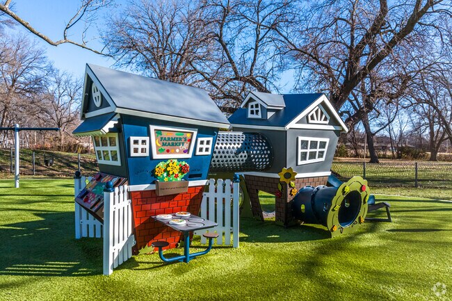 The younger kids love the Farmer's Market Cafe at Strang Park.