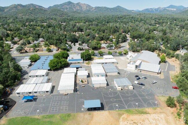 There are 616 students at Shasta Lake.