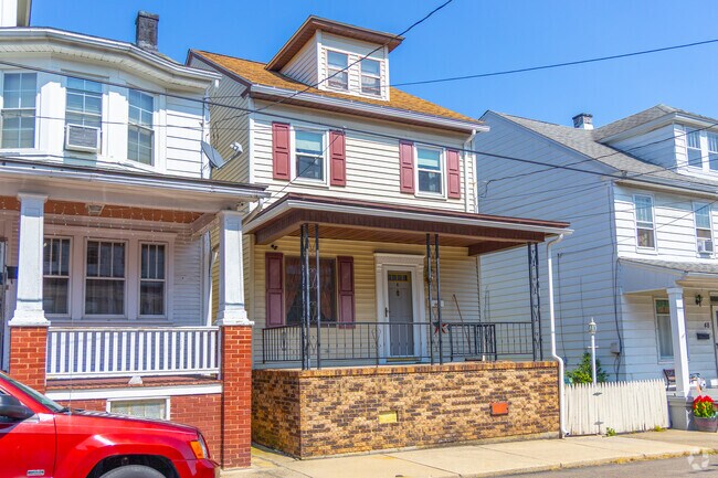 Many homes offer front porches to relax on in Blythe.