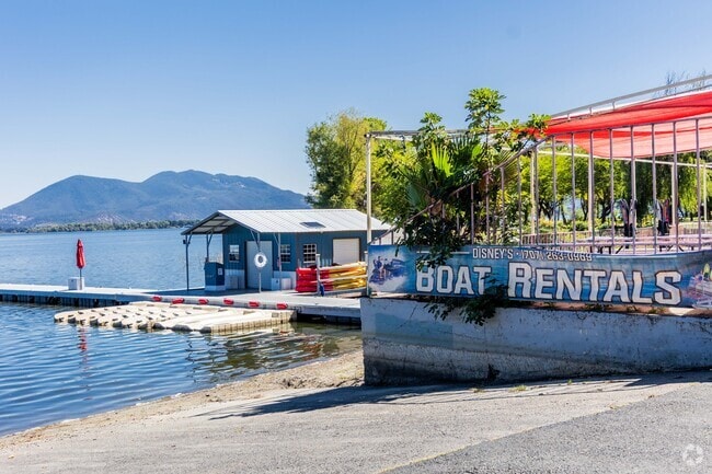Nice has various different locations to rent boats on Clearlake.