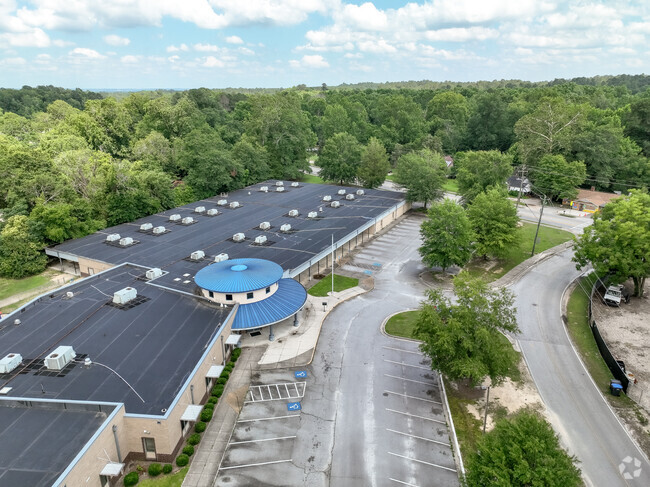 Bayvale Elementary School in Augusta, GA is surrounded by dense tree cover.