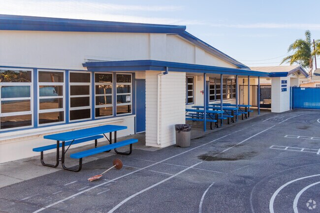 Lincoln Elementary School serves grades K to 5.