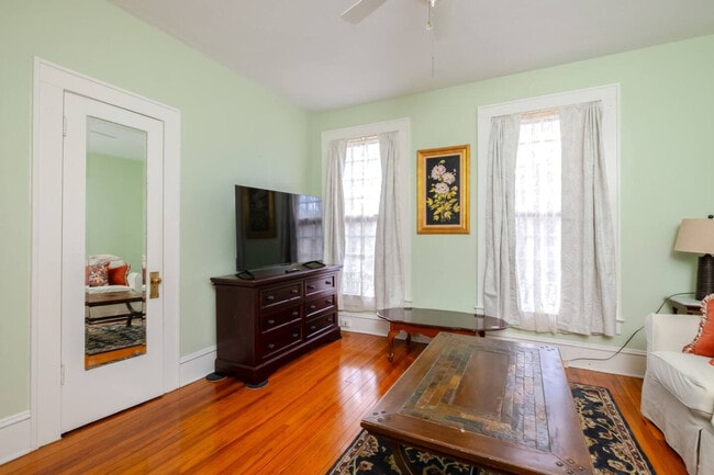 406 NE 7th Ave unit ID1359115P, Gainesville, FL 32601 - photo 2