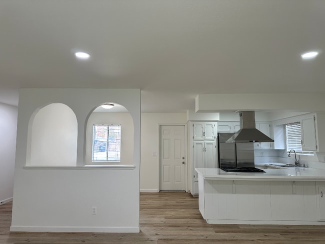 1038 S Kent Ct, Visalia, CA 93277 - photo 4