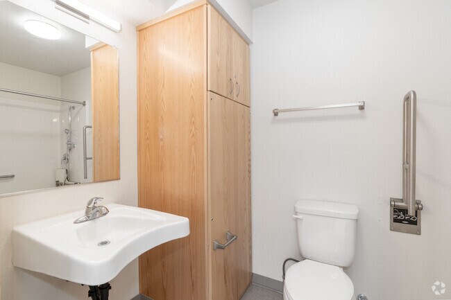 1BR, 1BA - 678SF - Bathroom