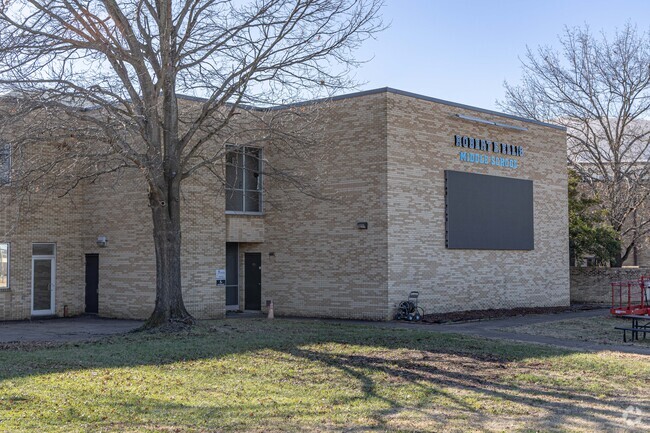 Robert E. Ellis Middle School is located at 100 Indian Lake Road
Hendersonville, Tennessee.