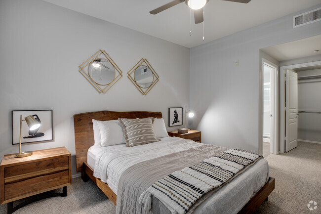 2BR, 2BA - 1,027 SF
