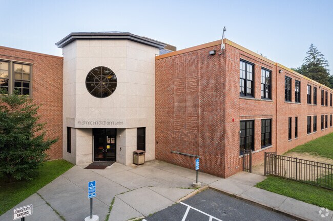 Frederick Harris Elementary School
boasts a strong curriculum and great teachers and nurturers.