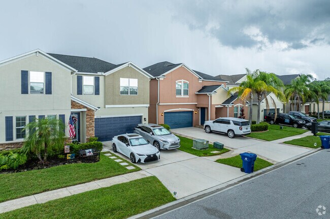 Properties are often made of stucco or vinyl siding and have two- or three-car garages. Generally, single-story homes range in price from $350,000 to $550,000.