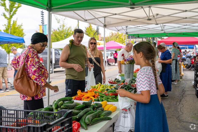 Neighbors Who Care residents enjoy a short drive to a vibrant local farmers market.