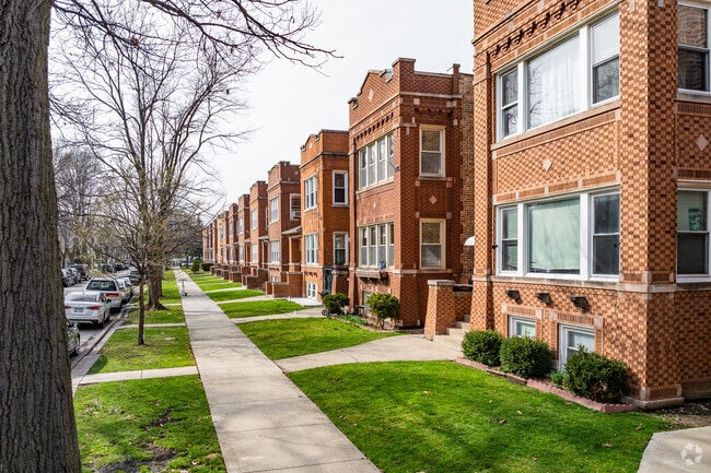 Cragin has well-maintained streets and sidewalks for residents to enjoy.