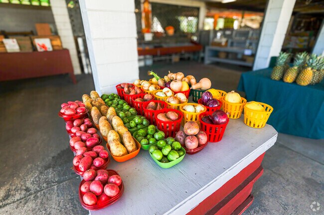 A small family market in Weirsdale, Fl serving fresh fruit & vegetables.