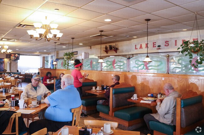 Lakeside Cafe in Brentwood Park is a popular spot for locals to enjoy a great breakfast.