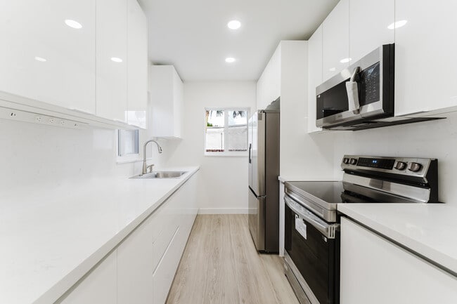 1020 SW 74th Ave unit Completely Renovated, Miami, FL 33144 - photo 6