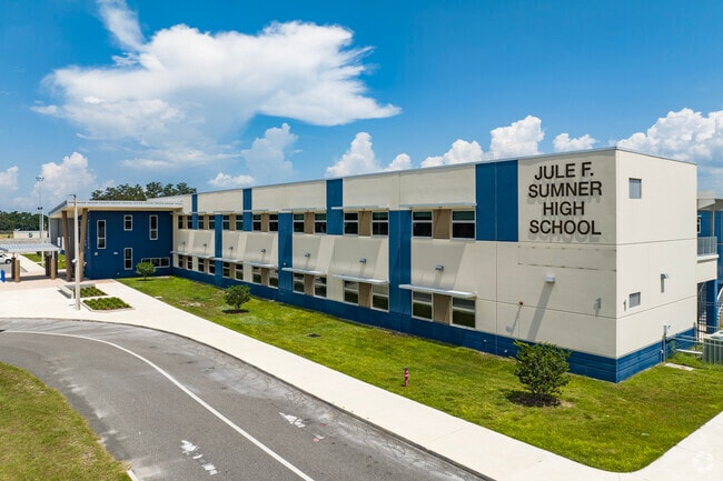 Sumner High School offers the Cambridge AICE Diploma to
Stingray students.