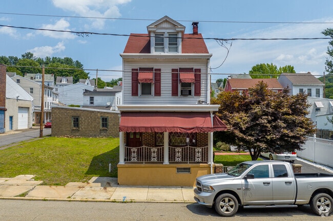 Single family homes in Jalappa come with modest side yards and street parking.