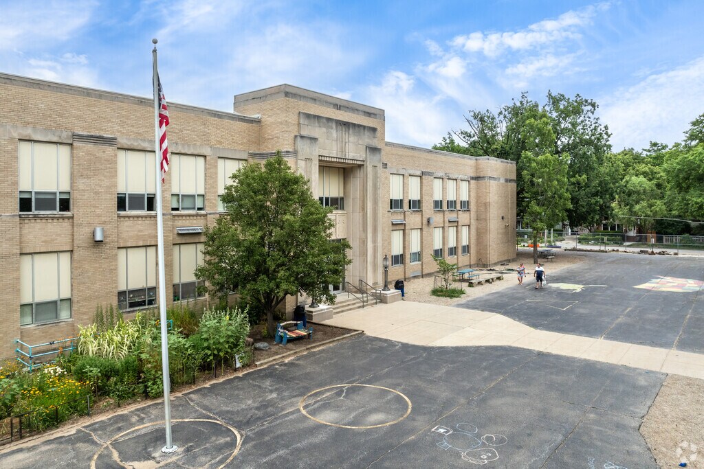 Leal Elementary School has an average student to teacher ratio of 14 to 1.