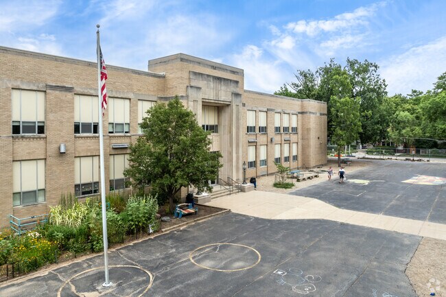 Leal Elementary near Historic East Urbana has an average student to teacher ratio of 14 to 1.