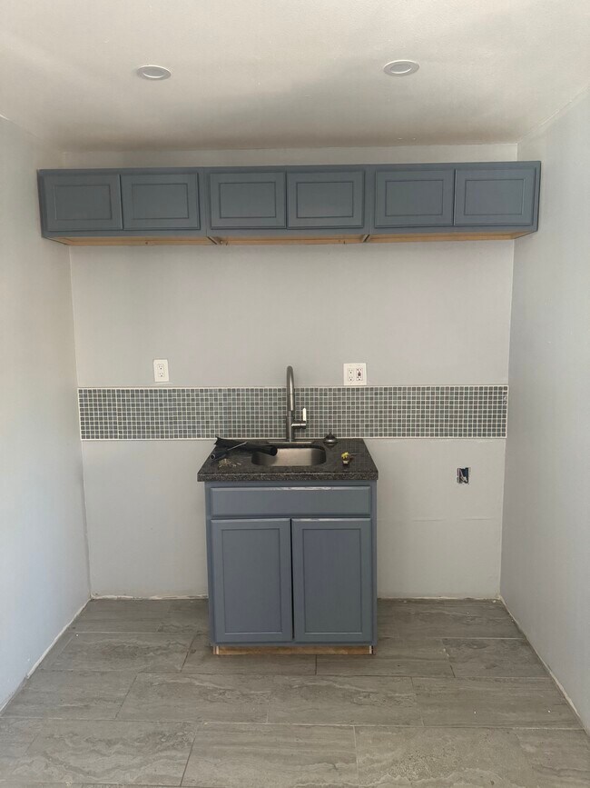 Kitchen/prep area