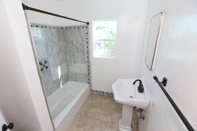 5808 Edgemar Ave unit Large 2 bed, Los Angeles, CA 90043 - photo 6