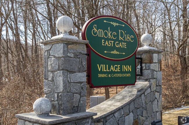 Divided into eastern and western halves, Kinnelon’s western side is dominated by Smoke Rise, a prestigious gated community surrounding Lake Kinnelon.