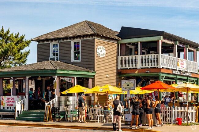 Relax and enjoy a variety of delicious basin mason drinks from Back Bay Ale House in Uptown Atlantic City.