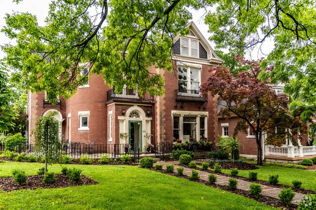 There are a few Historic homes in Downtown Bowling Green on the historic registry.