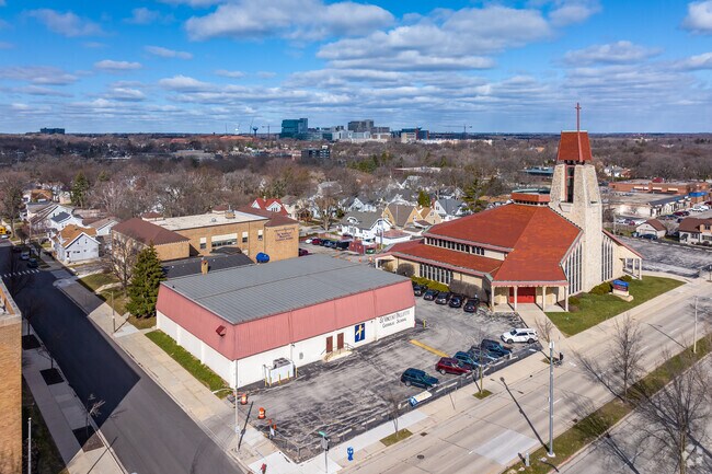 a student-teacher ratio of 14 to 1. is a private school in the Honey Creek Parkway neighborhood.