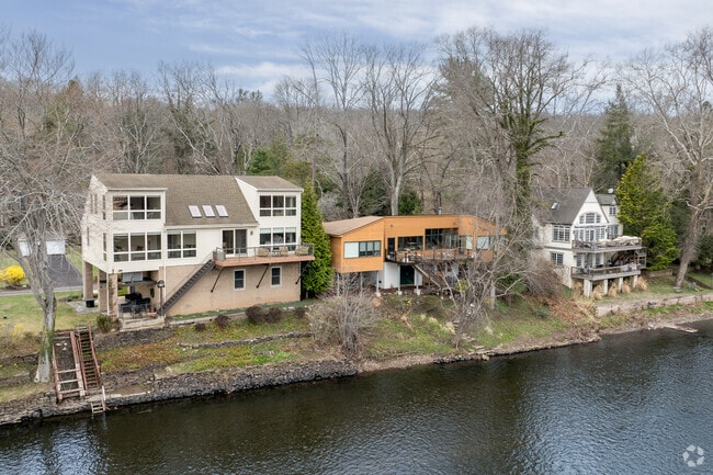 You can find many unique Colonial homes right on the river in Tinicum.