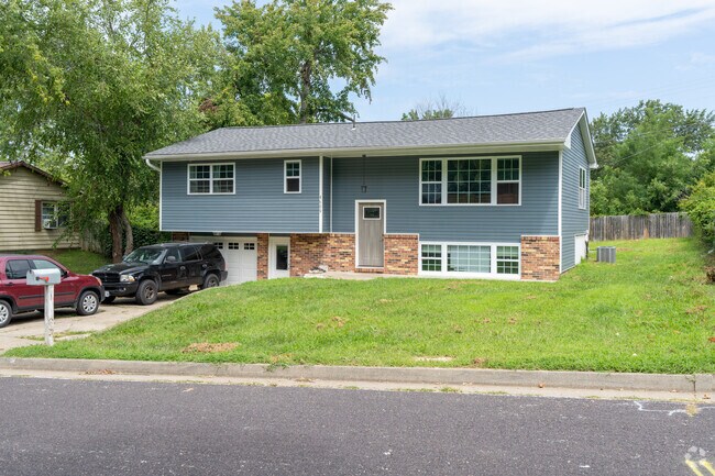 Contemporary single family homes like this bi-level are a common sight in Meadowvale.