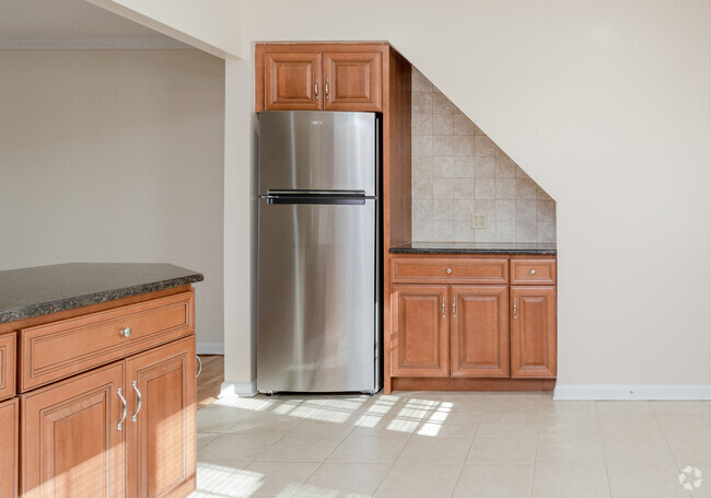 Lower 1 BR, 1 BA 675 SF Kitchen/Dining