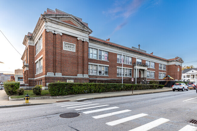 Kreiva Academy is located on Pine Street.