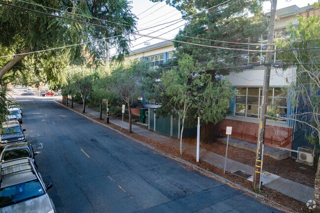 Washington Elementary School provides safe and quality education in Alameda County.