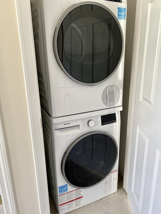 NEW! Blomberg washer/dryer