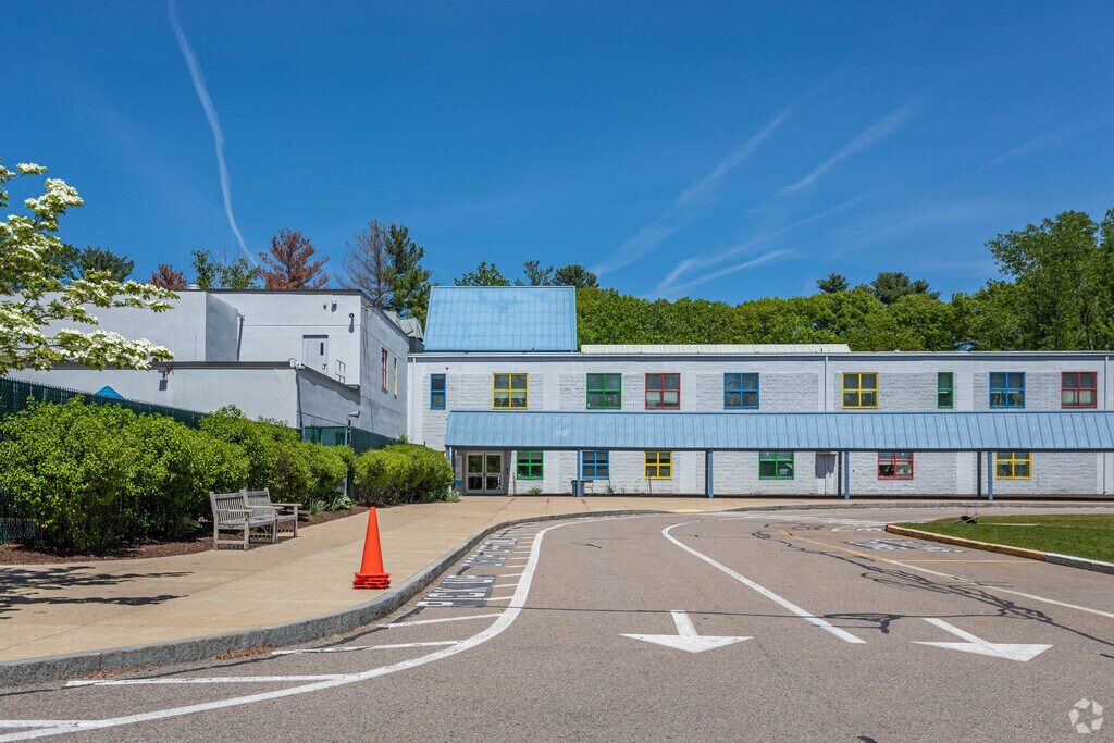 Soloman Schechter Day School provides quality education for children up to 8th grade.