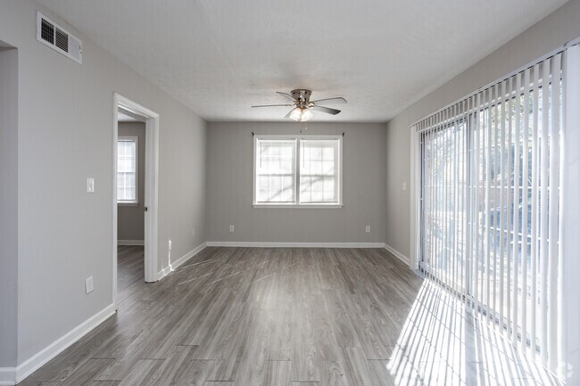 1BR, 1BA - 600SF - Living Room